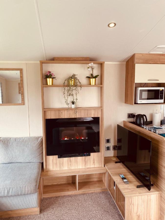 8 Bed Sun Decked Caravan Unlimited High Speed Wifi And Fun At Seawick Holiday Park Clacton-on-Sea Exterior photo