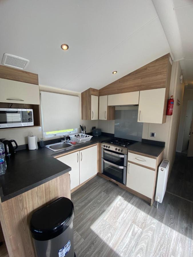 8 Bed Sun Decked Caravan Unlimited High Speed Wifi And Fun At Seawick Holiday Park Clacton-on-Sea Exterior photo