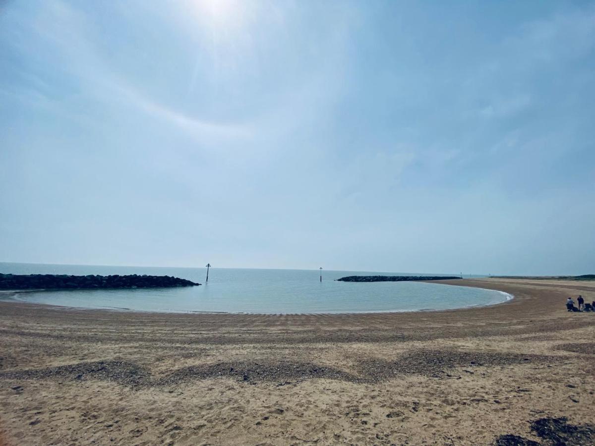8 Bed Sun Decked Caravan Unlimited High Speed Wifi And Fun At Seawick Holiday Park Clacton-on-Sea Exterior photo
