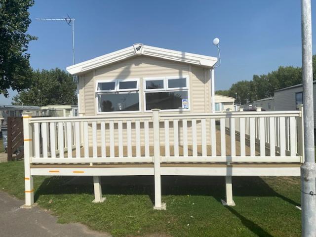 8 Bed Sun Decked Caravan Unlimited High Speed Wifi And Fun At Seawick Holiday Park Clacton-on-Sea Exterior photo