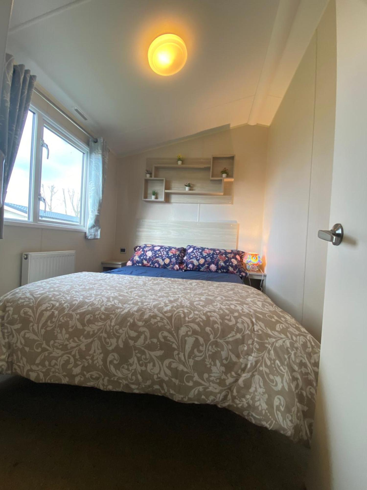 8 Bed Sun Decked Caravan Unlimited High Speed Wifi And Fun At Seawick Holiday Park Clacton-on-Sea Exterior photo