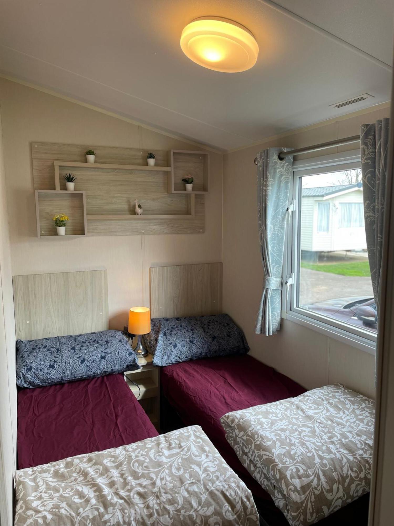 8 Bed Sun Decked Caravan Unlimited High Speed Wifi And Fun At Seawick Holiday Park Clacton-on-Sea Exterior photo
